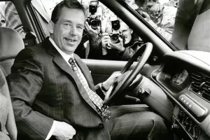 Fotogalerie: Václav Havel za volantem Škody Felicie