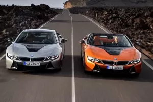 BMW i8 dostalo v rámci faceliftu lepší baterie a verzi Roadster s plátěnou střechou