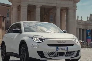 Fiat 600 je zpět. Elektrický Ital se představuje na prvních oficiálních fotkách a v prvním videu