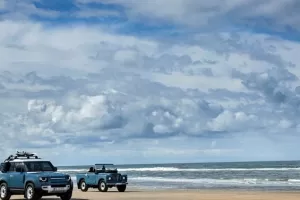 Land Rover Defender 90 Marine Blue Edition je parádní stylovka především pro milovníky kitů. Ti čeští ale mají smůlu
