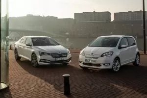 Poprvé za volantem Škody Superb iV a Citigoe iV: Tahle auta naučí Čechy jezdit na elektřinu