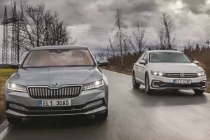 Škoda Superb iV vs. Volkswagen Passat GTE: Duel nabíjecích dvojčat, která vás chtějí odlákat od dieselu