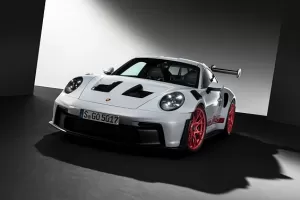 Porsche 911 GT3 RS je závodní stroj s atmosférickým motorem a dokonalou aerodynamikou, který může do provozu
