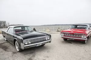 Retro: Chevrolet Impala (1959) vs. Lincoln continental (1963)