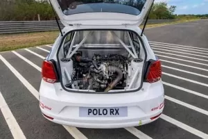 VW představil nové závodní Polo. Má přes 200 koní, motor vzadu a pohon zadních kol