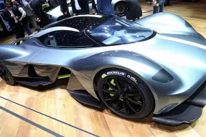 Ženeva 2017: Aston Martin AM-RB 001 dostal jméno Valkyrie. Je to neskutečný stroj