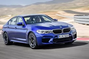Zrychlení nového BMW M5 je brutální. Podívejte se, které supersporty na něj nestačí