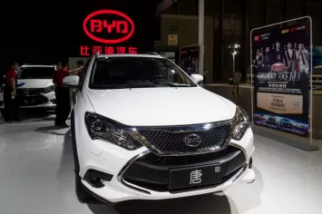 Čínská automobilka BYD překonala Teslu v prodeji elektromobilů. Je zahalena mnoha zajímavostmi