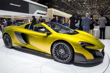 McLaren dovedl spřátelit závodní vozy s běžnou silnicí